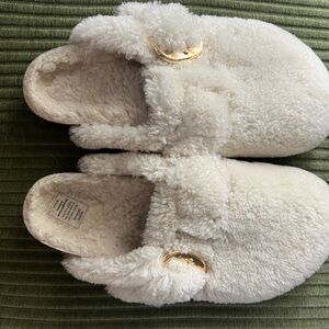 New in box Birkenstock fuzzy Boston slippers.